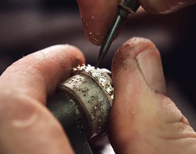 Transformation d'un bijou ancien en nouvelle bague dans l'atelier AJS Créations