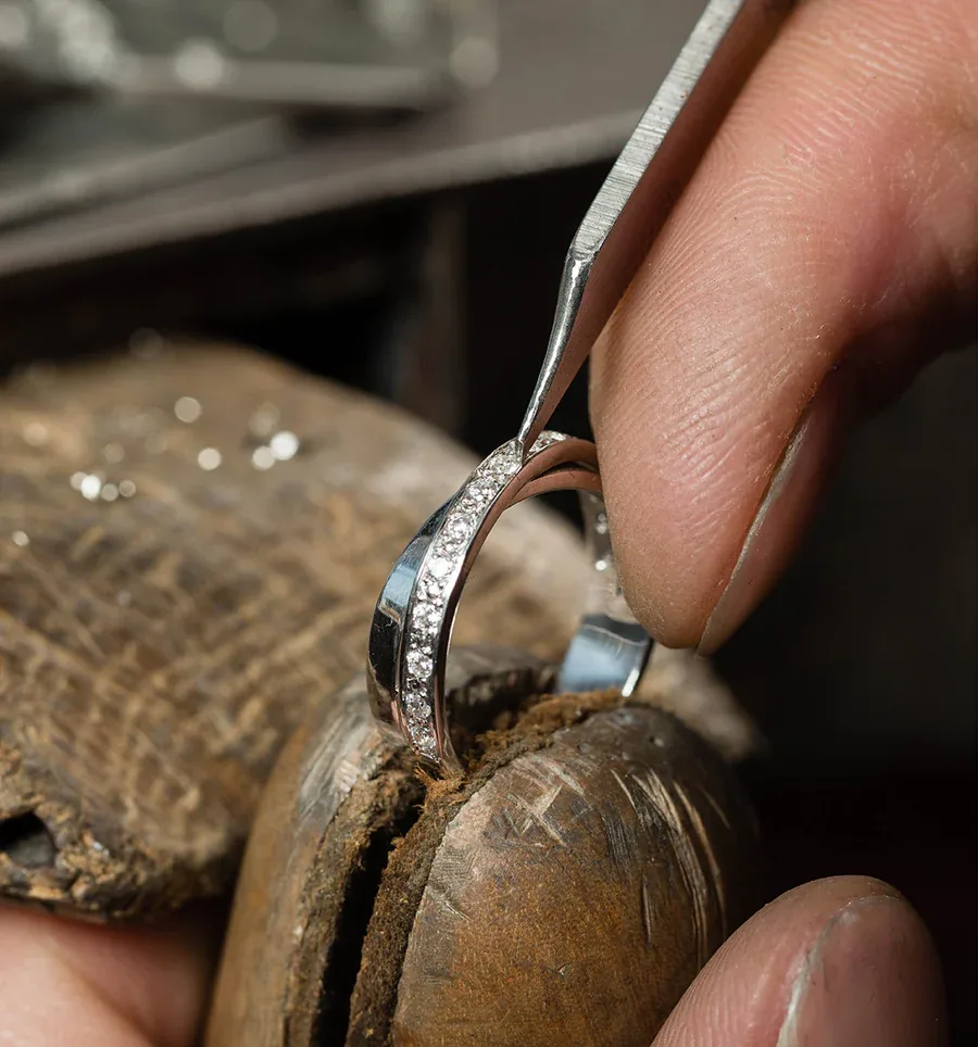 Réparation d'un bijou en or à l'établi de l'atelier AJS Créations à Paris