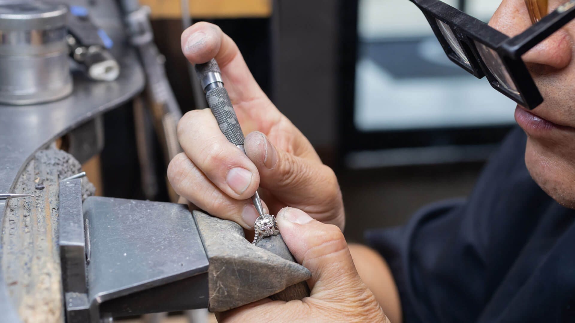 Bague de fiançailles sur mesure – création artisanale à Paris